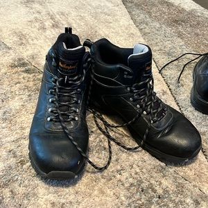 Men’s waterproof hiking boots size 11